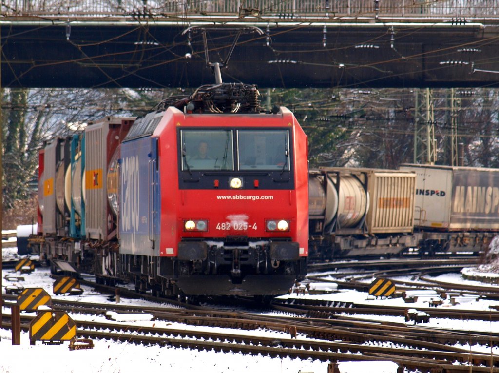 482 025-4 am 30.01.2010 mit einem Containerzug im Gleisvorfeld von Aachen West.