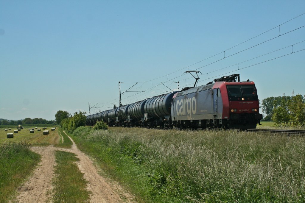 482 026-2 mit einem Kesselzug am 05.06.13 bei Hgelheim unterwegs Richtung Norden.