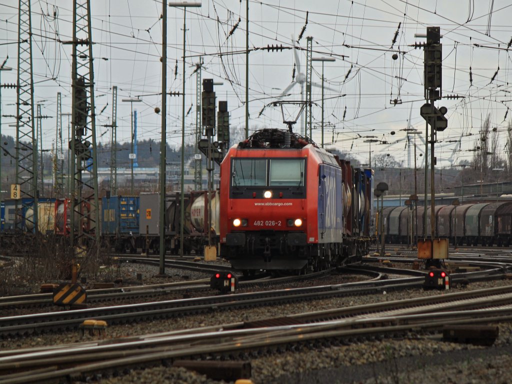 482 026-2 von der SBB zieht am 07.01.2012 einen Containerzug aus Aachen West Richtung Kln.