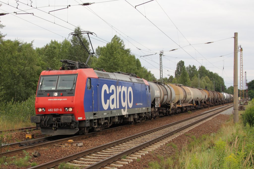 482 027-0 der SBB Cargo fhrt mit einem Kesselwagenzug aus Richtung Engelsdorf durch Leipzig-Thekla. Fotografiert am 07.08.2010. 