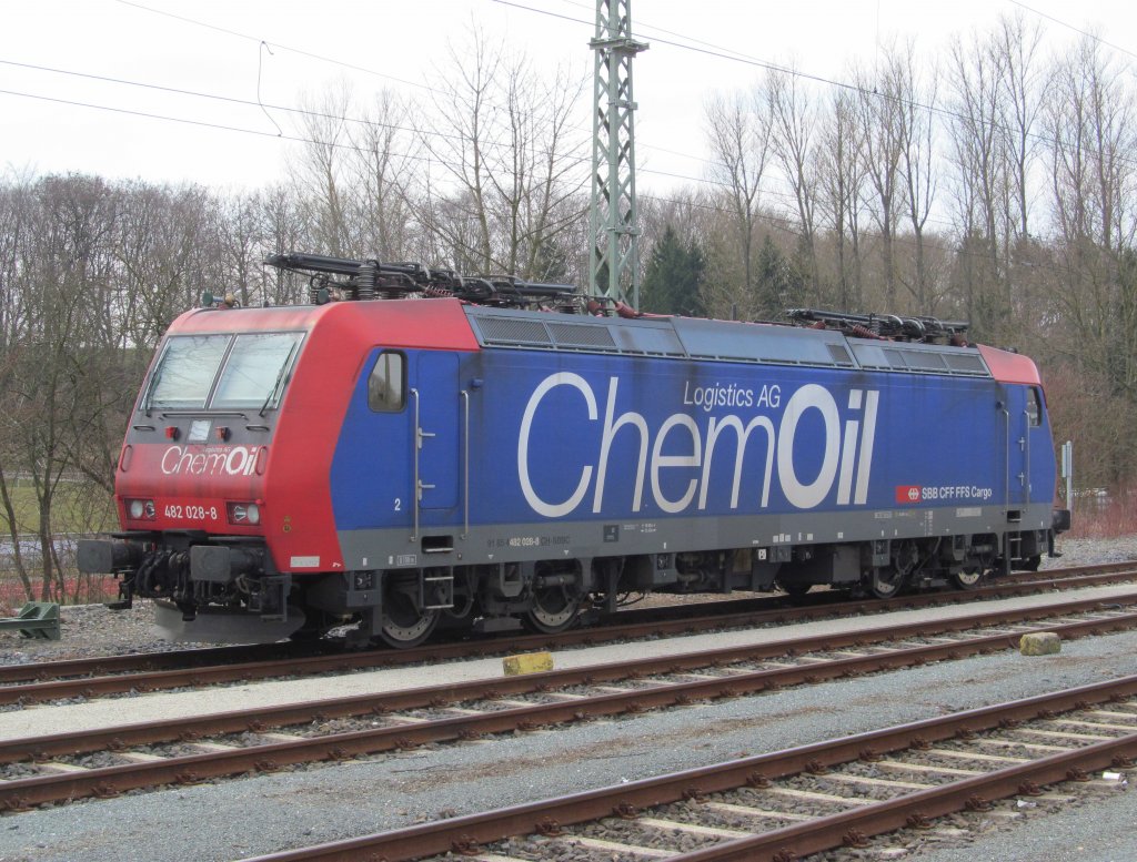 482 028-8 vom ChemOil/SBB Cargo steht am 02. April 2013 in Hochstadt-Marktzeuln abgestellt.
