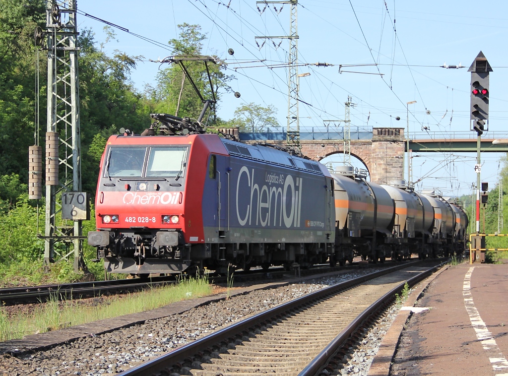 482 028-8 knickt mit ihrem Kesselwagenzug aus Sden kommend in Eichenberg in Richtung Osten ab. Aufgenommen am 26.05.2012.
