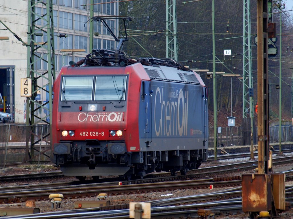 482 028-8 mit ChemOil Werbung rangiert am 11.03.2011 in Aachen West.
