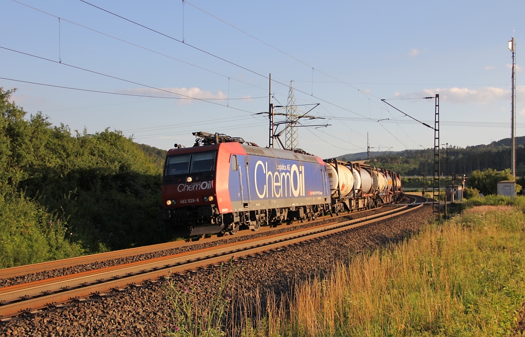 482 028-8 mit KLV-Zug in Fahrtrichtung Norden. Aufgenommen am 12.07.2012 zwischen Eichenberg und Friedland(HAN).