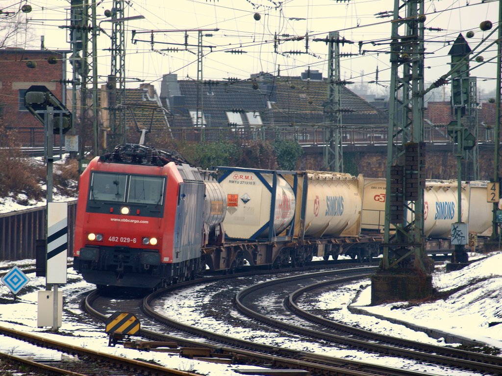 482 029-6 legt sich mit einem Containerzug am 03.02.2010 vor Aachen West in die Kurve. 