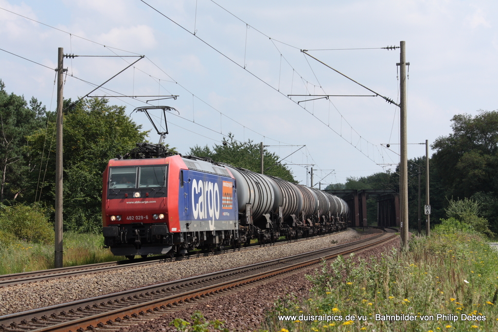 482 029-6 (SBB Cargo) fhrt am 2. August 2011 um 13:59 Uhr mit einem Gterzug durch Gro Gleidingen