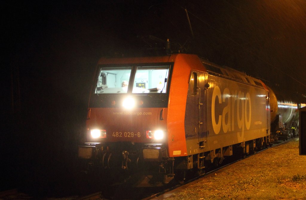 482 029-6 SBB Cargo in Hochstadt/ Marktzeuln am 07.11.2012 bei starkem Regen.

