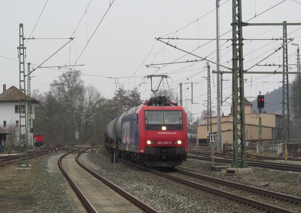 482 029-6 der SBB Cargo zieht am 04. April 2013 einen Kesselwagenzug durch Kronach.