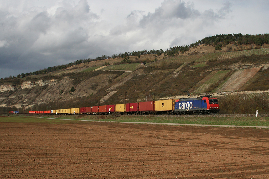 482 029 mit einem Containerzug am 31.03.2010 bei Thngersheim im Maintal.