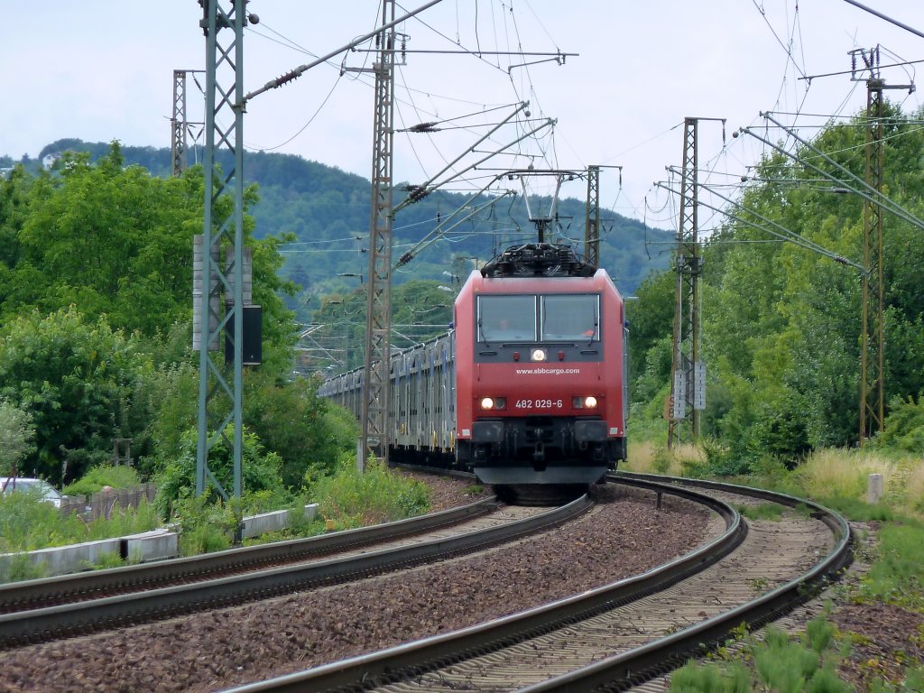 482 029 mit ihrem leeren Autotransportzug in Dresden Stetzsch.
21.06.11
