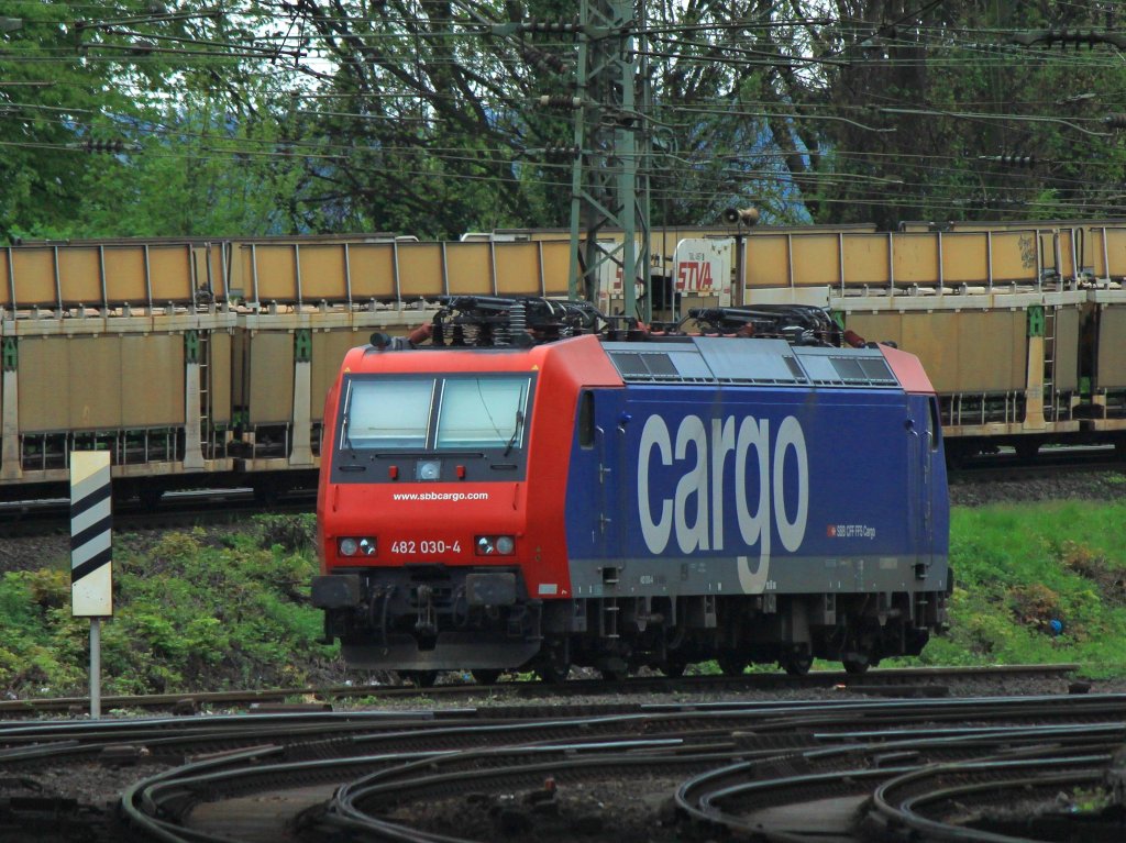 482 030-4 der SBB steht am 03.05.2012 in Aachen West. Hinter der Lok wird ein Autoleerzug von einer Cobra auf der Montzenrampe nach Belgien geschleppt.