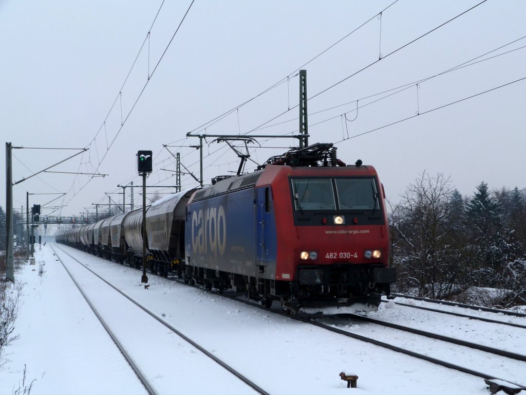 482 030 der SBB CARGO zieht ihren Gz durch Dresden Strehlen.
24.02.13