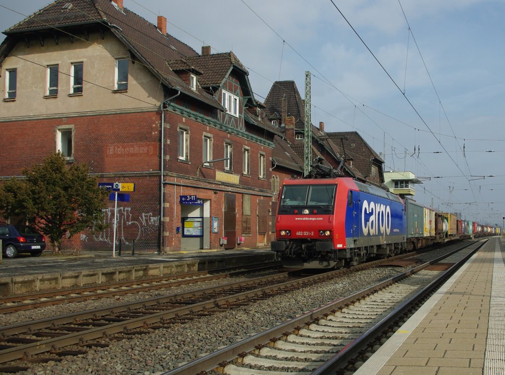 482 031-2 mit Containerzug in Fahrtrichtung Sden / Kassel durch Eichenberg. Aufgenommen am 16.02.2011.