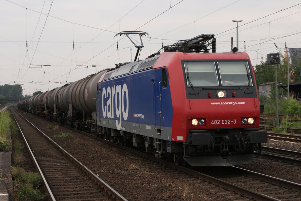 482 032-0 mit einem Kesselwagenzug in Dsseldorf Rath am 21.07.2010