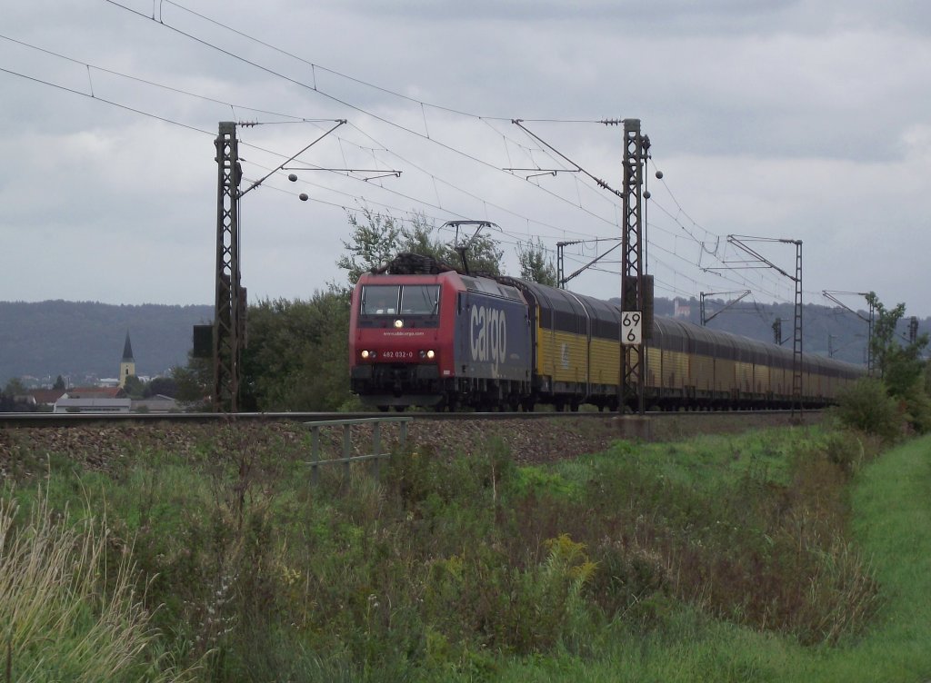 482 032-0 der SBB Cargo ist am 8. September 2011 mit einen Autotransportzug bei Plling unterwegs.