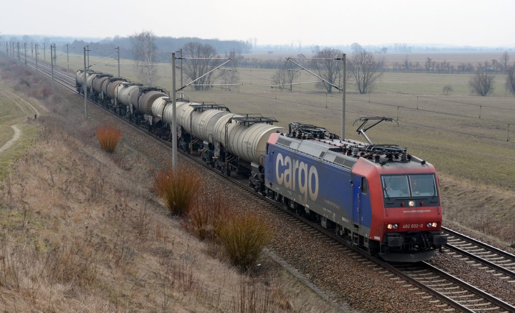 482 032 befrderte am 09.04.13 einen Kesselwagenzug durch Zschortau Richtung Bitterfeld.