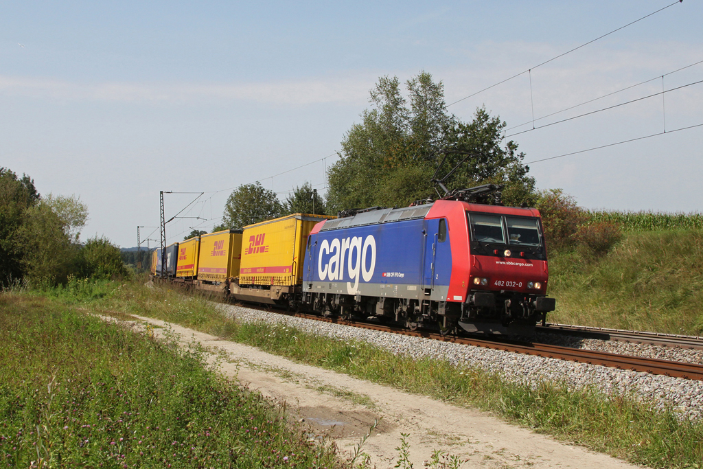 482 032 im Einsatz f�r TXL mit einem KLV Zug am 21.08.2011 bei Osterm�nchen.