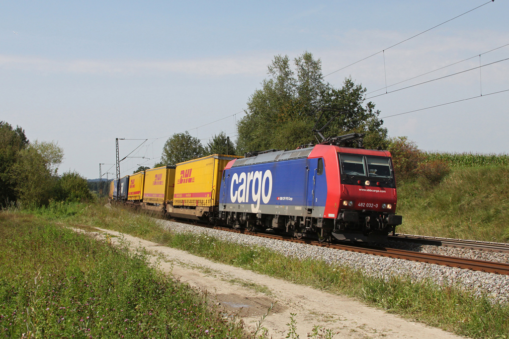 482 032 im Einsatz fr TXL mit einem KLV Zug am 21.08.2011 bei Ostermnchen.
