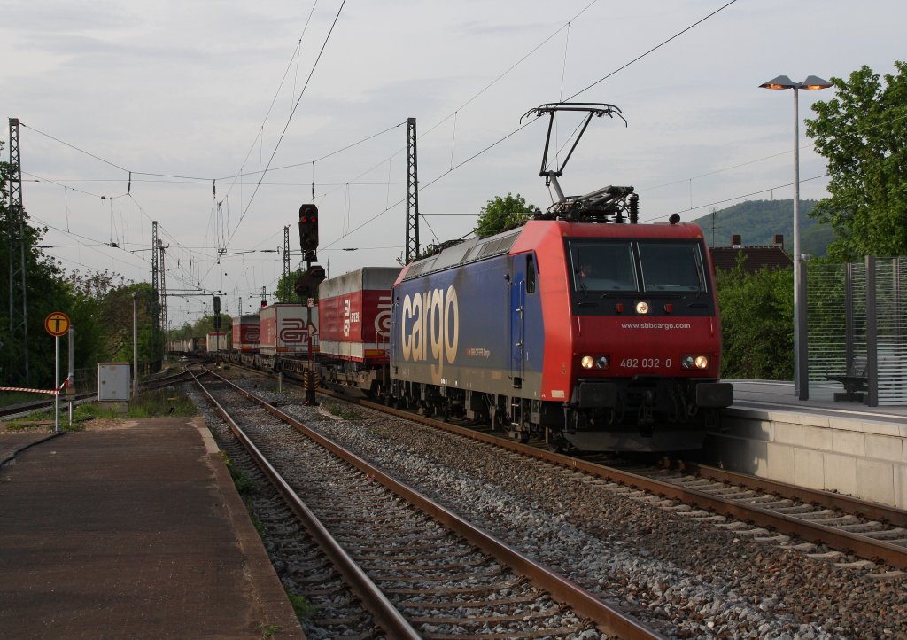 482 032 mit Gz in Richtung Heidelberg.Am 29.04.10 in Bensheim.