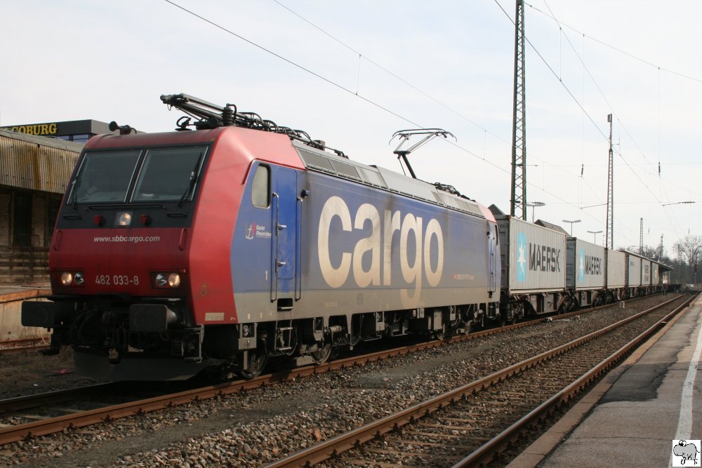 482 033-8 durchfhrt mit einem Containerzug am 12. Mrz 2011 den Bahnhof Coburg mit Ziel Sonneberg / Thringen.