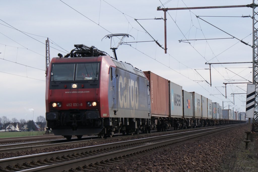 482 033-8 der SBB Cargo mit einem Containerzug am 12.02.2011 bei Dedensen.