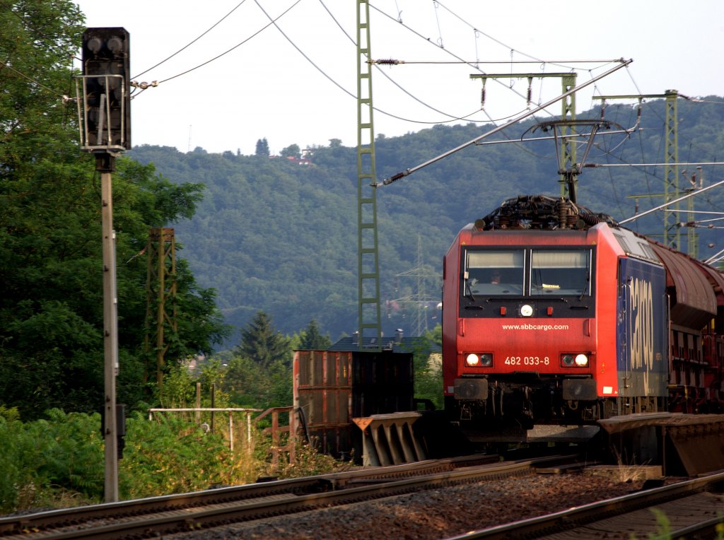 482 033 - 8 unterwegs mit einem Getreidezug am Eisenbahnkreuz Coswig.
16.07.2013  19:42 Uhr