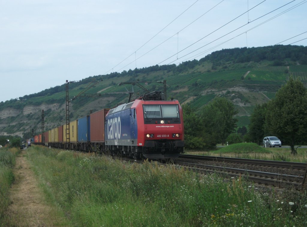 482 033 von SBB Cargo ist am 12.Juli 2011 mit einem Containerzug bei Thngersheim unterwegs.