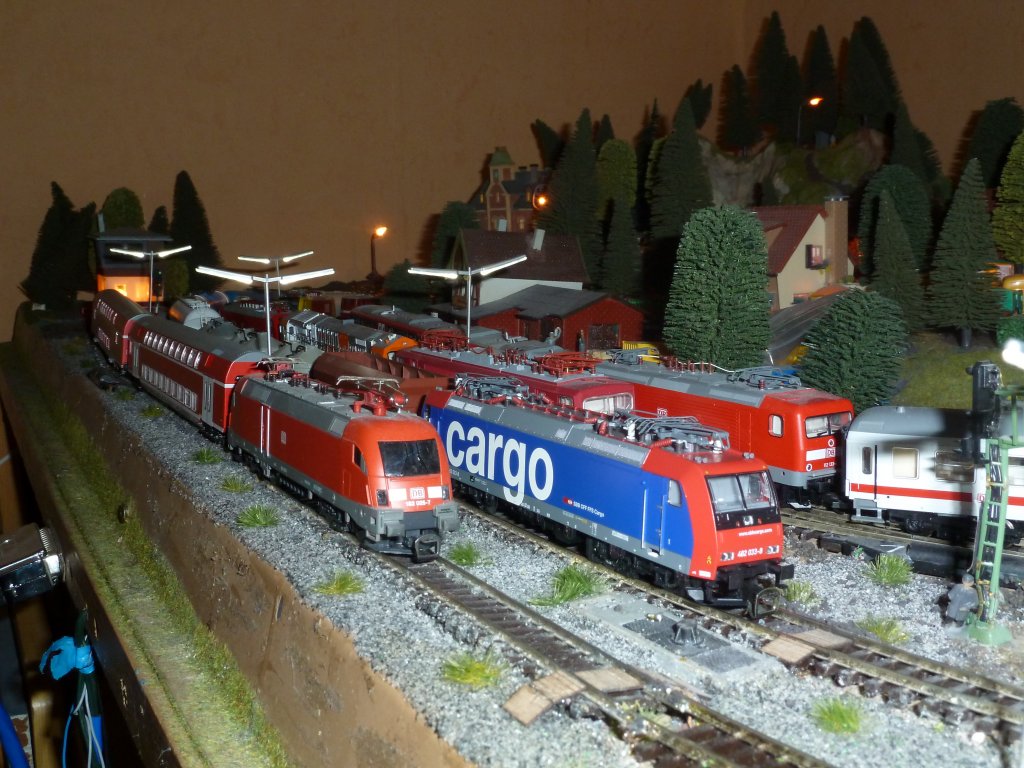 482 033 steht mit einem Gterzug neben 182 025 im Bahnhof.