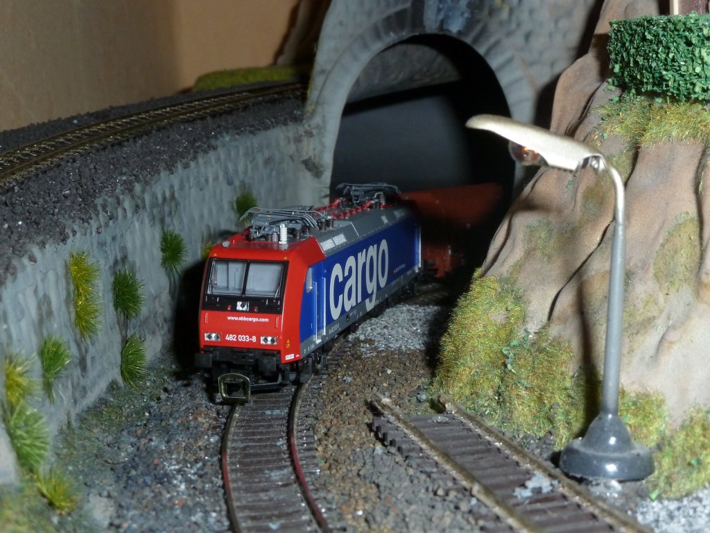 482 033 zieht einen Gterzug aus dem Tunnel.
