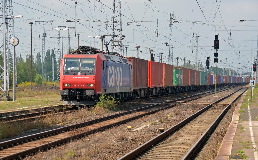482 033 zog einen Containerzug am 25.08.11 durch Stendal Richtung Magdeburg.