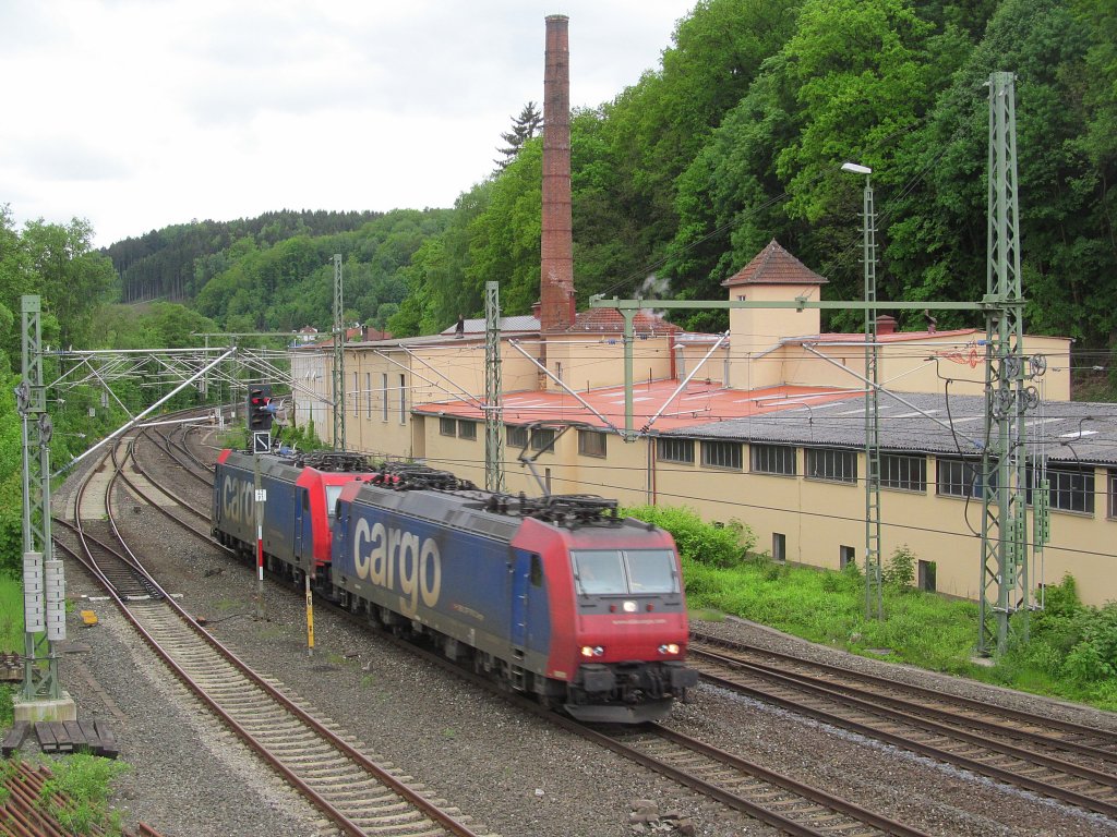482 034-6 und 482 046-0 der SBB Cargo durchfahren am 21. Mai 2013 den Bahnhof Kronach in Richtung Norden.
