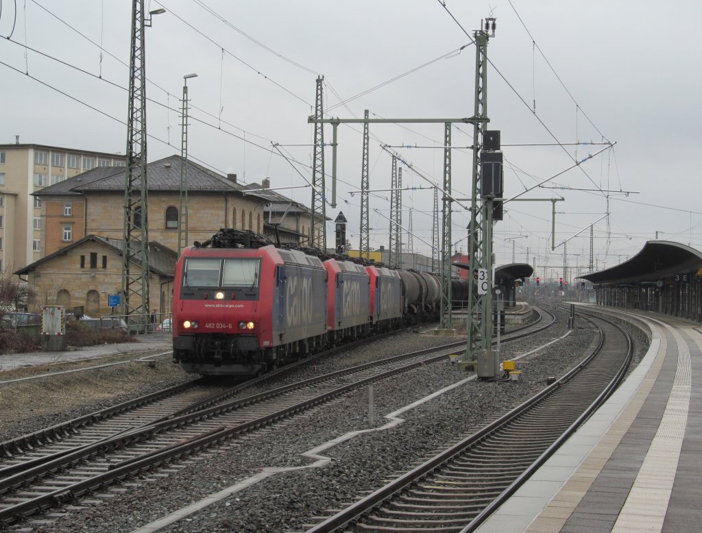 482 034-6 zieht am 03. Januar 2012 zwei weitere SBB 482er sowie einen Kesselzug aus Lichtenfels heraus.