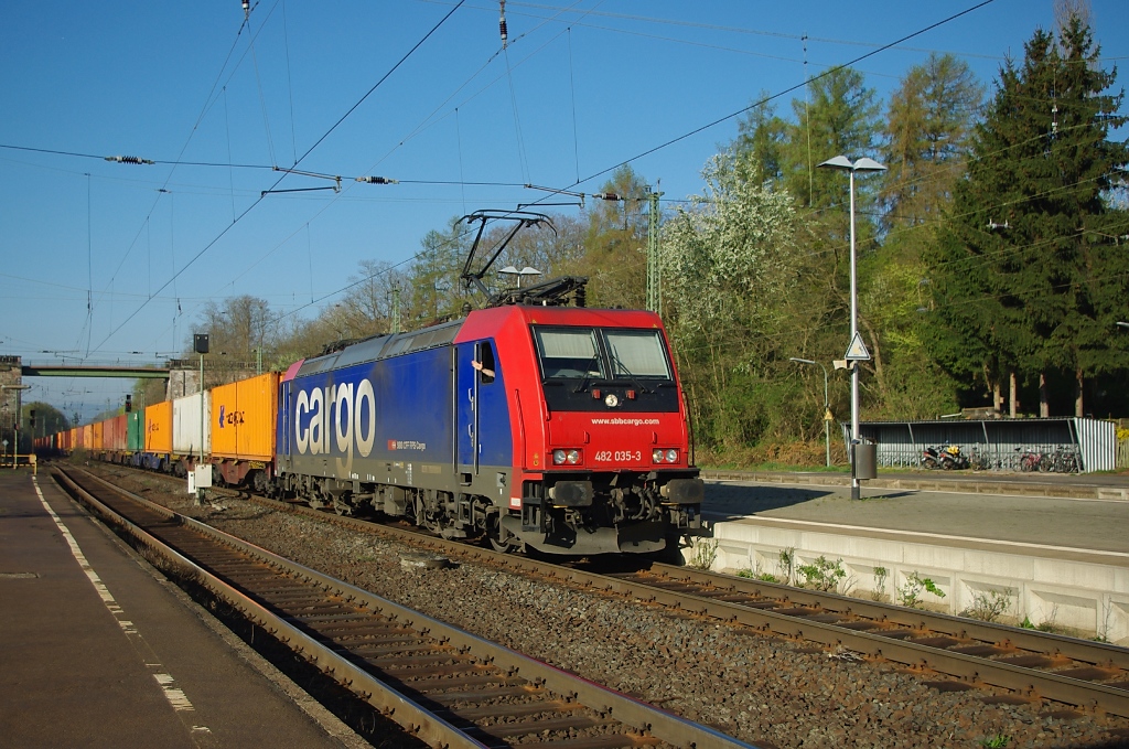 482 035-3 mit Containerzug in Fahrtrichtung Norden durch Eichenberg. Und einen schnen Gru zurck an den Tf ;). Aufgenommen am 15.04.2011.