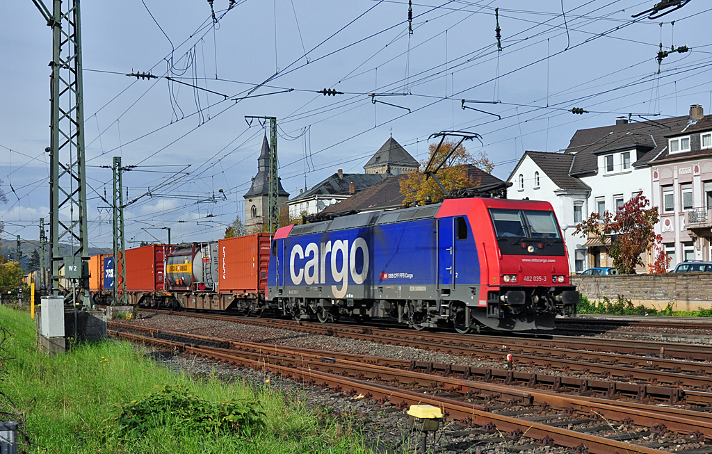 482 035-3 der SBB-Cargo fhrt durch den Bf Remagen Richtung Sden - 26.10.2010