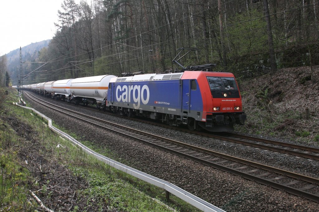 482 035-3 der SBB fhrt am 18.4.2012 mit einem Tankzug aus Tschechien kommend Richtung Dresden durch das Elbtal. Hier zwischen Rathen und Wehlen.