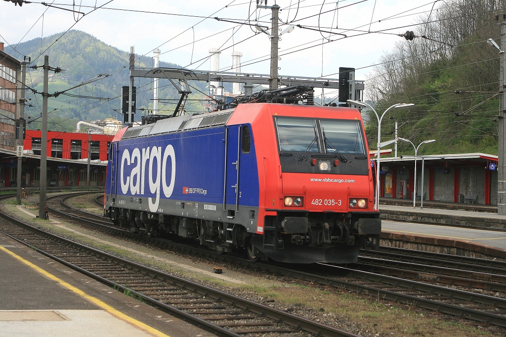482 035 fhrt am 24.04.2009 als Lokzug durch den Bahnhof von Bruck an der Mur.