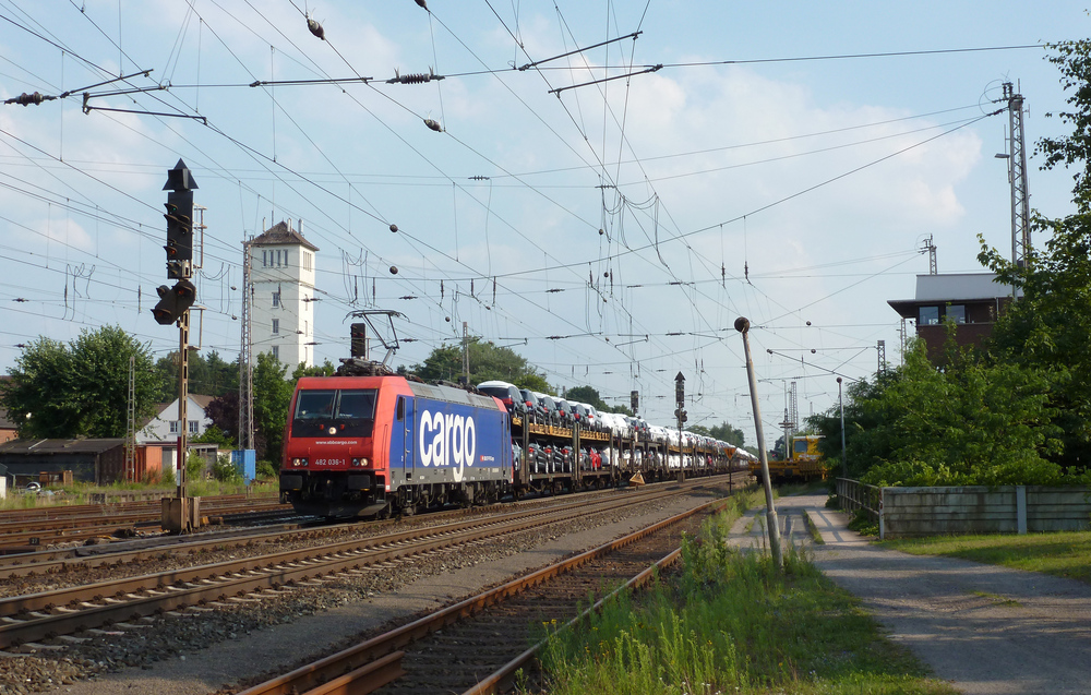 482 036-1 fuhr am 25.07.2012 mit einem Autozug durch Verden.