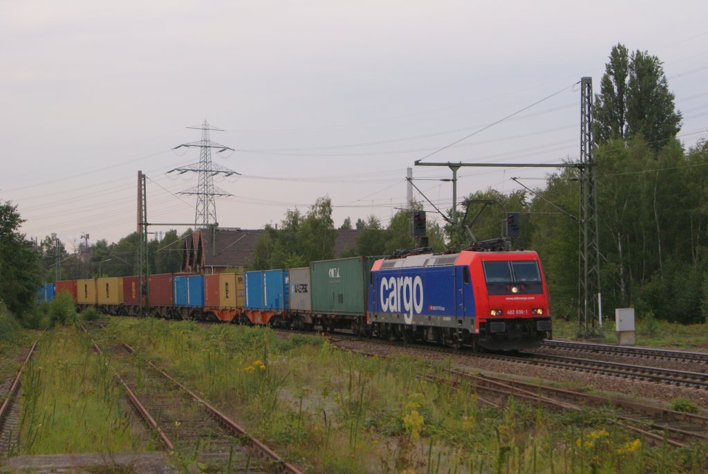482 036-1 mit einem Containerzug in Hamburg-Unterlebe am 18.08.2011