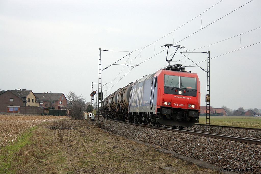 482 036 mit Kesselwagen am 29.03.10 bei Hohnhorst.