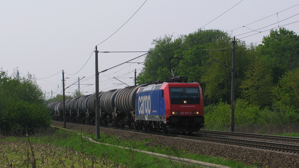 482 037-9 der SBB Cargo kam ebenfalls durch Satzkorn mit Kesselwagen Richtung Priort. Viele Gre an die beiden auf der Lok! 29.04.2011