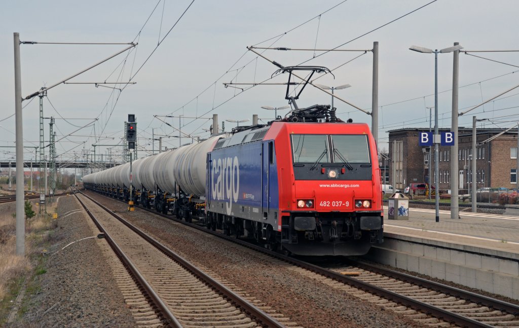 482 037 der SBB Cargo fuhr am 10.04.12 mit einem Kesselwagenzug durch Bitterfeld Richtung Halle(S). Momentan ist sie fr InfraLeuna im Einsatz.