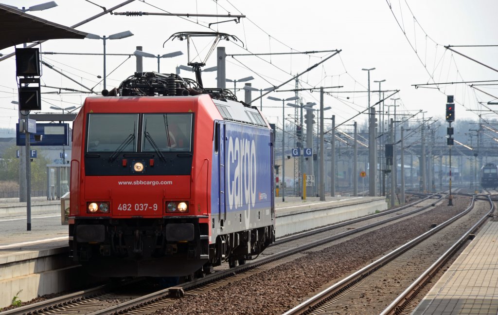 482 037 der SBB Cargo, welche im Moment an die InfraLeuna vermietet ist, brachte am 13.04.12 einen Kesselwagenzug nach Bitterfeld und rangierte anschlieend auf die andere Bahnhofsseite um einen anderen Kesselwagenzug wieder mitzunehmen.