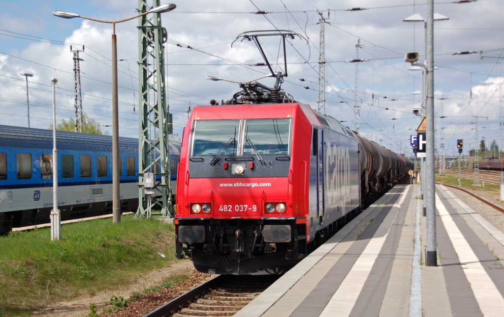 482 037 der SBB Cargo zog am 04.05.11 einen Kesselwagenzug durch Angermnde Richtung Eberswalde.