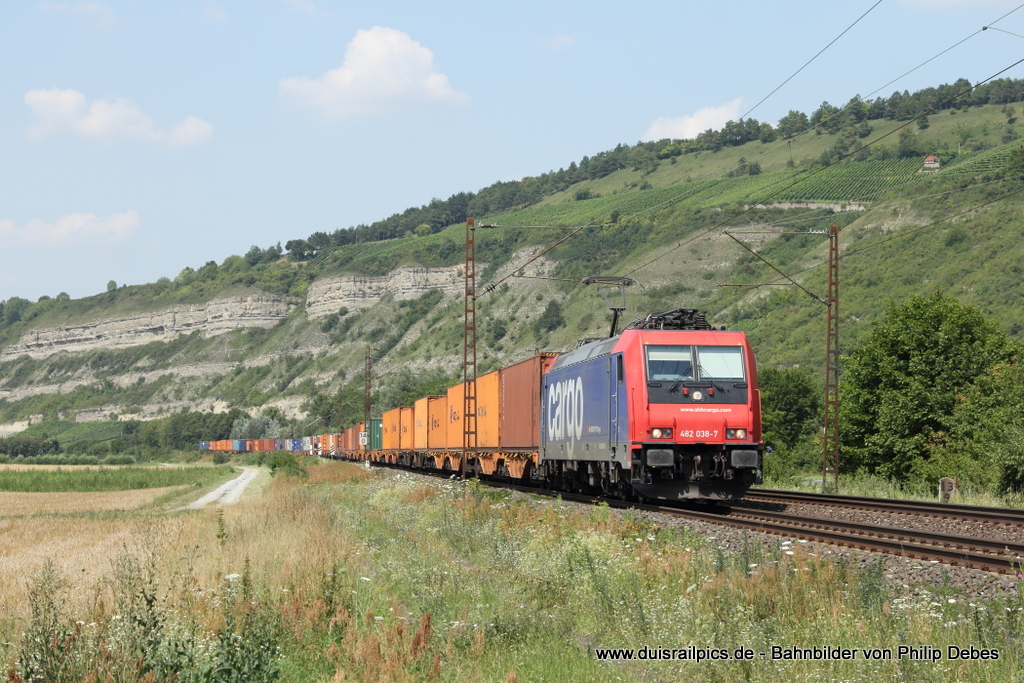 482 038-7 (SBB Cargo) fhrt am 25. Juli 2012 um 14:30 Uhr mit einem Gterzug durch Thngersheim