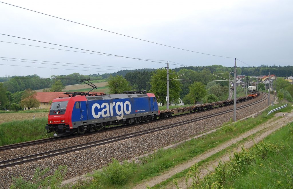 482 038 hat am 15.05.2010 mit einem schwach
ausgelasteten Containerzug den Haidinger
Bogen zwischen Wels und Haiding erreicht. 