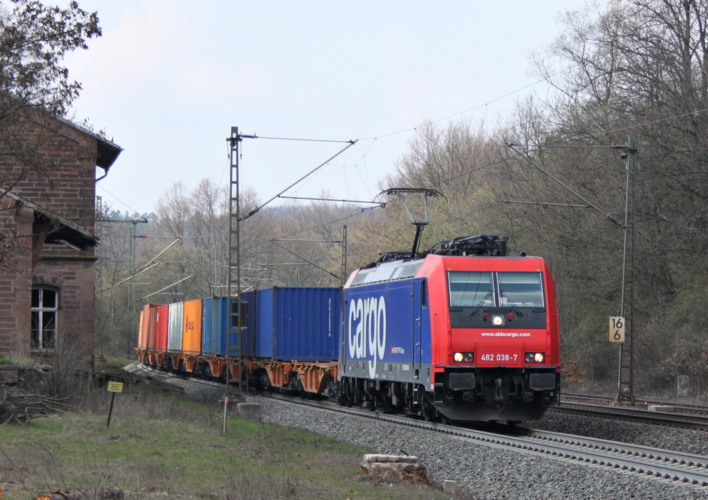 482 038 mit Containerzug am 04.04.12 in Vollmerz
