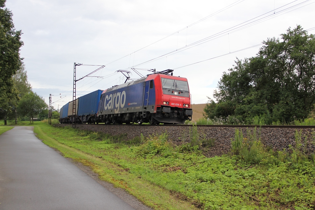 482 039-5 mit Containerzug in Fahrtrichtung Norden. Aufgenommen am 15.07.2012 zwischen Eschwege West und Albungen.