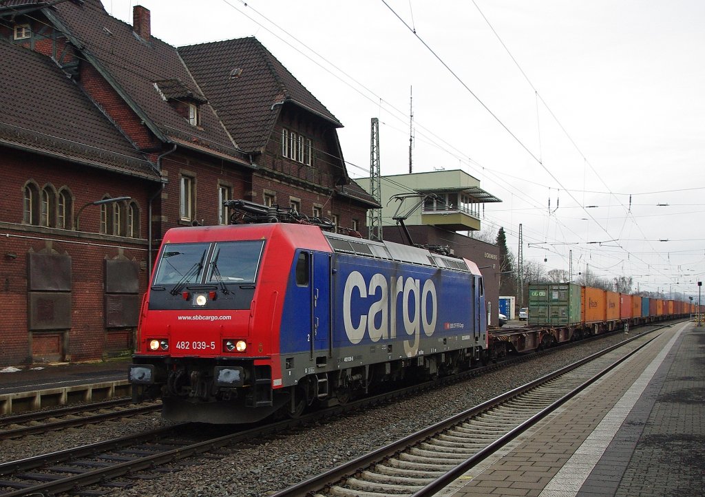 482 039-5 mit einem Containerzug in Richtung Sden. Aufgenommen am 12.01.2011 in Eichenberg.