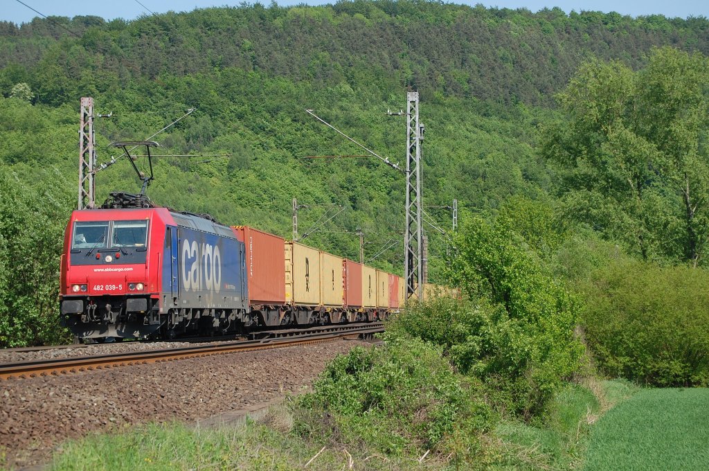 482 039-5 (SBB Cargo, i.A. LOCON) mit Containerzug am 07.05.2011 bei Freden