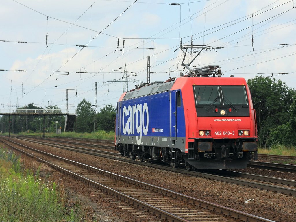 482 040-3 der SBB Cargo in Richtung Grobeeren nach dem Passieren des Bahnhofs Saarmund am 04. Juli 2012.